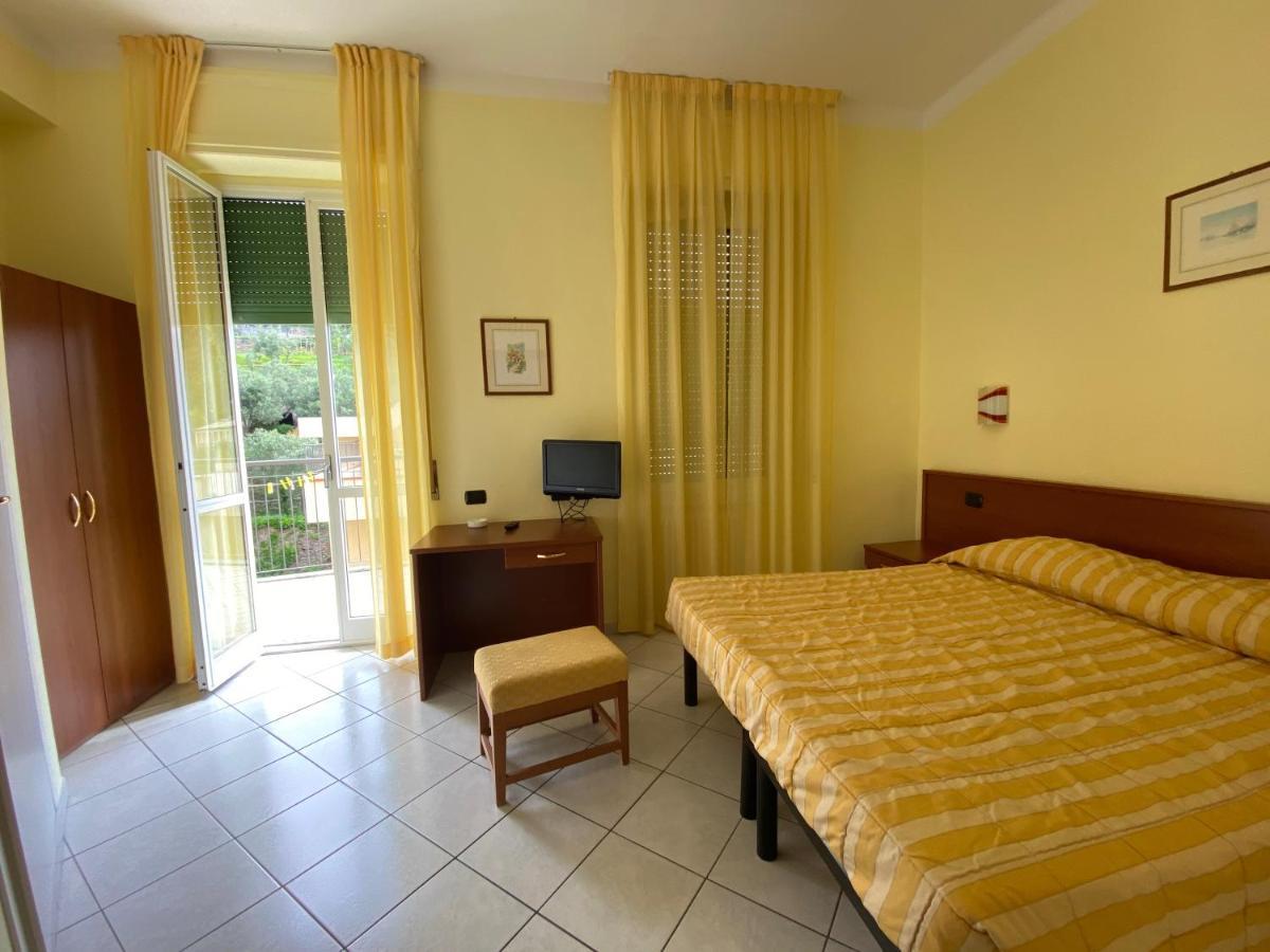 Hotel Rio Алассио Экстерьер фото